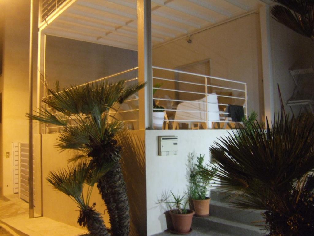 een kamer met potplanten en een witte koelkast bij Casa Vacanze Helena in Cava dʼAliga