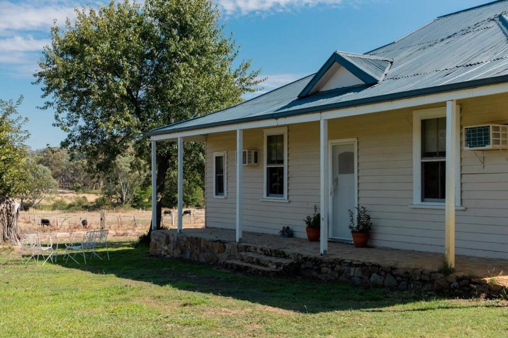 Quarry HillにあるThe Family Farmhouseの畑の出口付白家