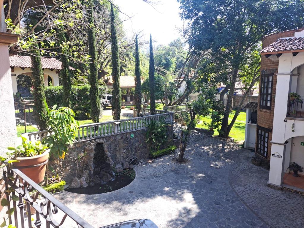 una cerca de piedra frente a una casa en Hacienda Maria Elena, en Tepoztlán