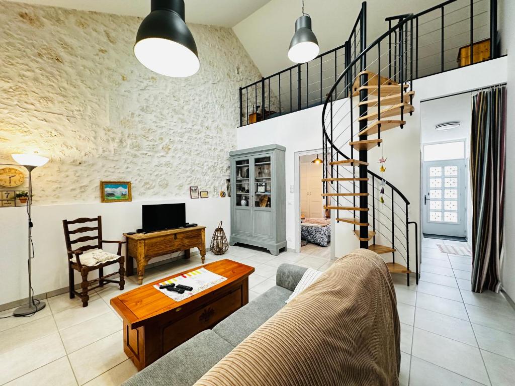 un salon avec un canapé et une table dans l'établissement Charmante maison rénovée près du centre - FR-1-709-91, à Fouras