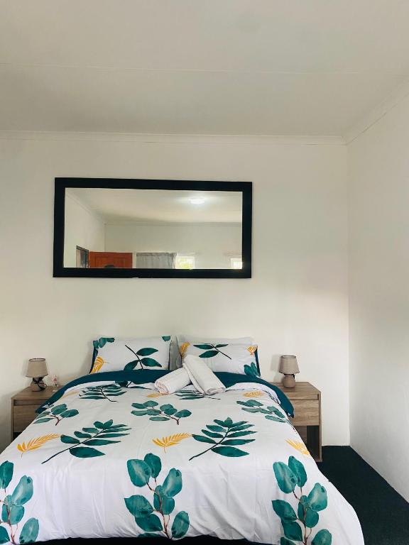 Un pat sau paturi într-o cameră la Linies guest house