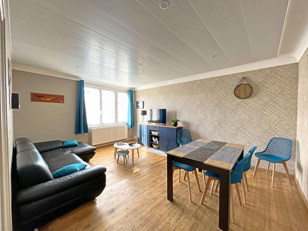 un salon avec un canapé et une table dans l'établissement Superbe Duplex Proche Plage et Centre-ville - FR-1-646-87, à Berck-sur-Mer
