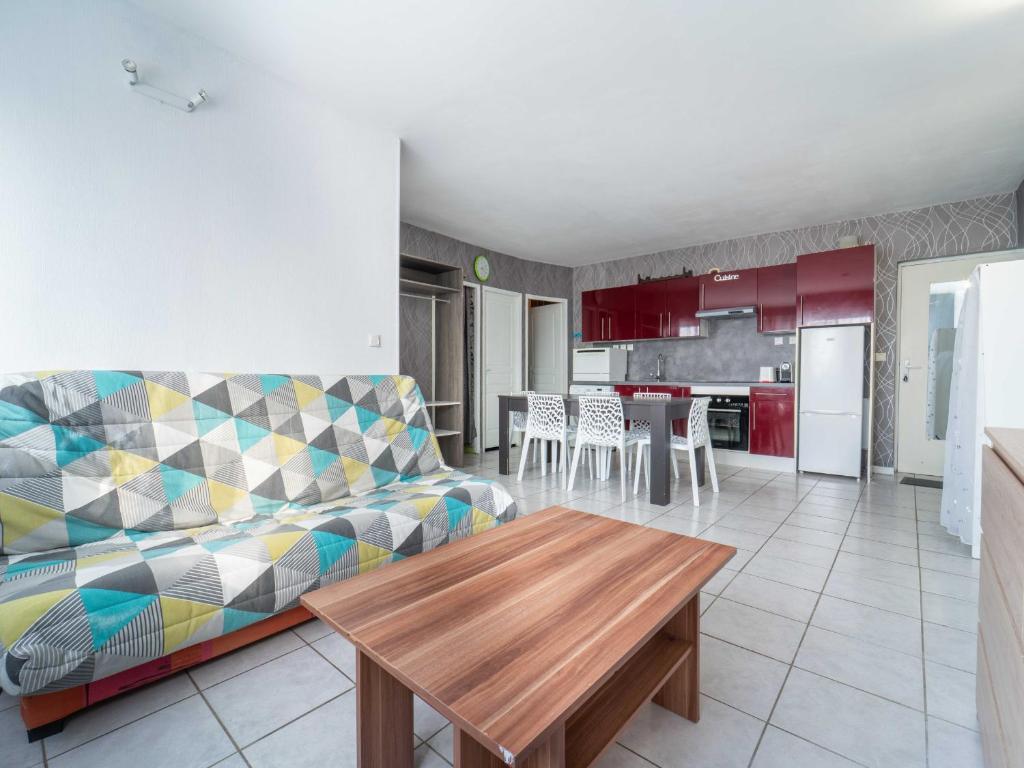 un salon avec un canapé et une table dans l'établissement Appartement 6 pers au cœur de Mimizan Plage - FR-1-50-168, à Mimizan