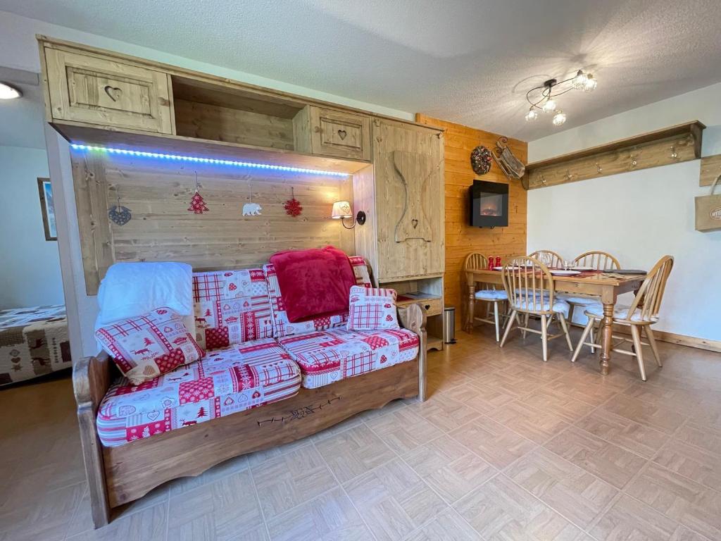 une chambre avec un lit et une salle à manger avec une table dans l'établissement Appartement 2 chambres au pied des pistes avec piscine intérieure - FR-1-505-228, à Flumet