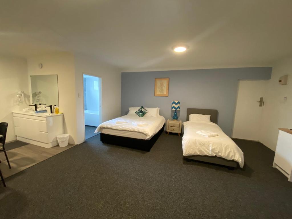 Postel nebo postele na pokoji v ubytování Lakeside Inn Wollongong