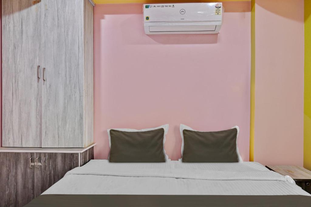 Postel nebo postele na pokoji v ubytování Hotel O Mahal
