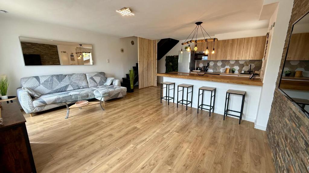 un salon avec un canapé et une cuisine dans l'établissement Au pied du Garlaban, à Aubagne