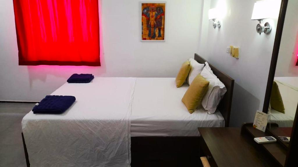 Postel nebo postele na pokoji v ubytování Sea Breeze Hotel