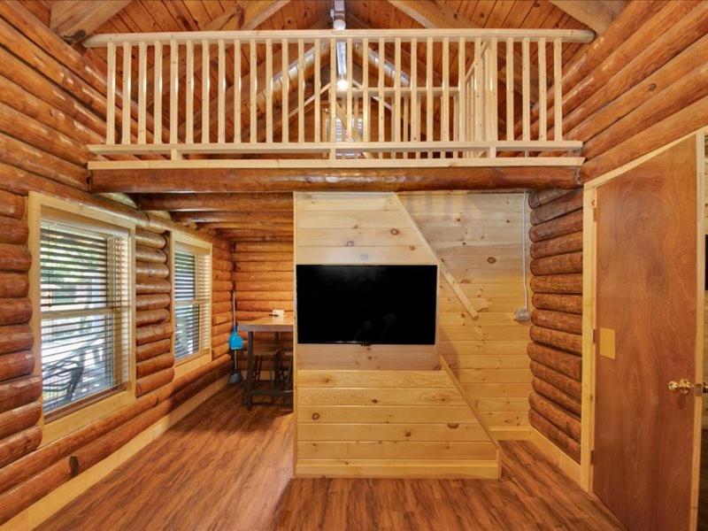 Televiisor ja/või meelelahutuskeskus majutusasutuses Deluxe 1 BR Cabin with Parking