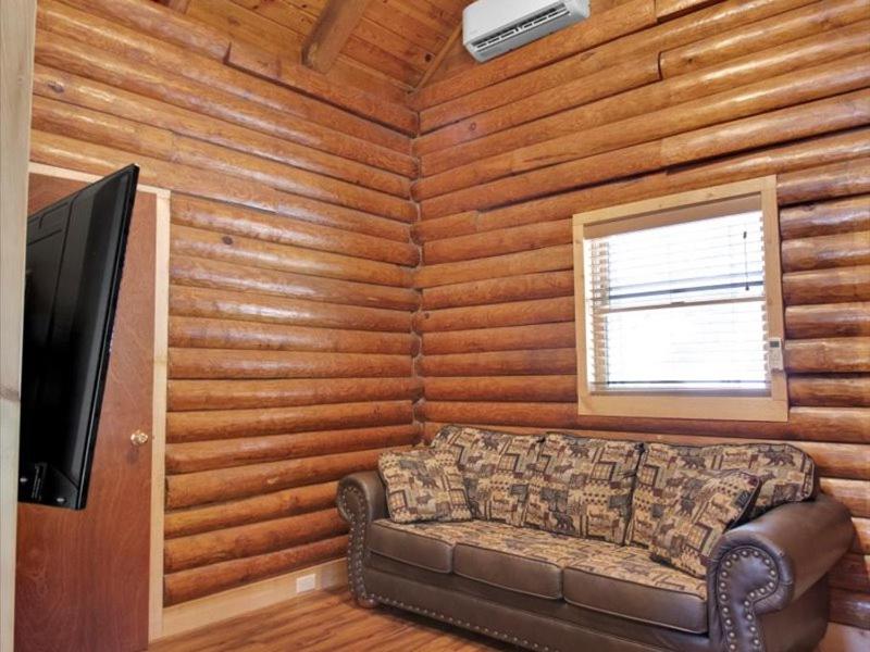 Televiisor ja/või meelelahutuskeskus majutusasutuses Deluxe 1 BR Cabin with Parking