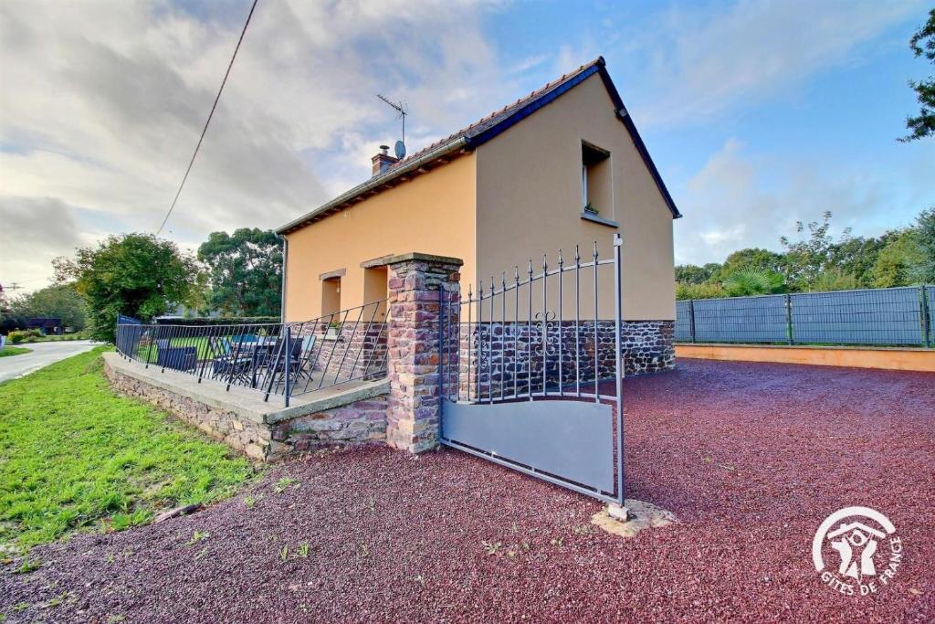 a house with a gate in front of it at Du bonheur a la campagne in Mauron