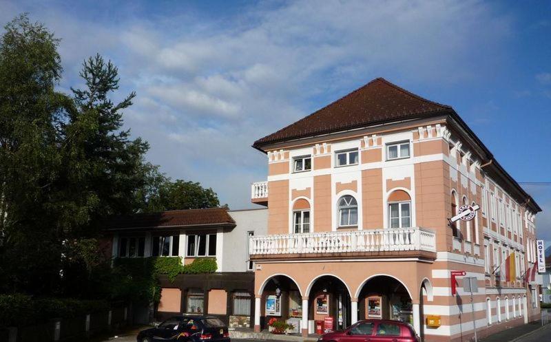 un grande edificio con macchine parcheggiate di fronte di Hotel Marko a Nötsch