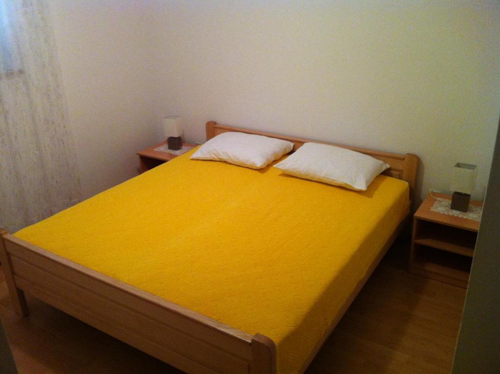 سرير أو أسرّة في غرفة في Apartment Petar