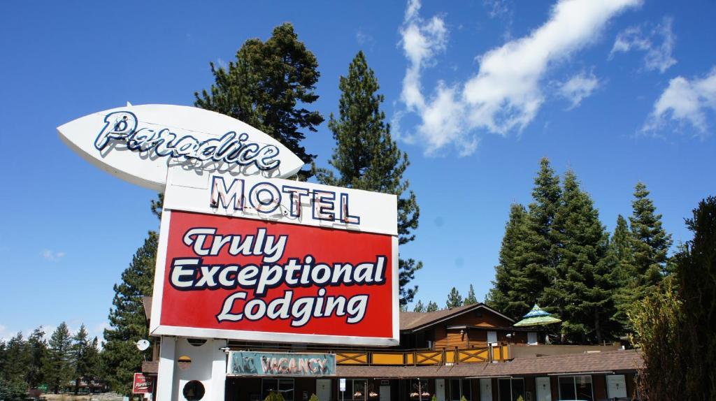 ein Motelschild vor einem Gebäude in der Unterkunft Paradice Motel in South Lake Tahoe