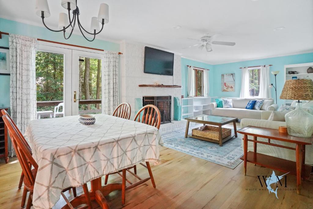 ein Wohnzimmer mit Tisch und Couch in der Unterkunft Charming 3-Bed Cabin, Near Ocean City & Assateague in Berlin