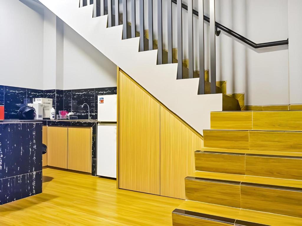 Una cocina o cocineta en Super OYO 91328 Fiducia Capsule Hotel