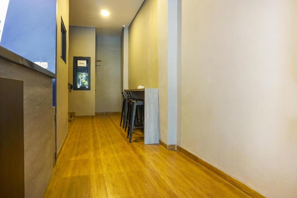 Una cocina o cocineta en Super OYO 91328 Fiducia Capsule Hotel