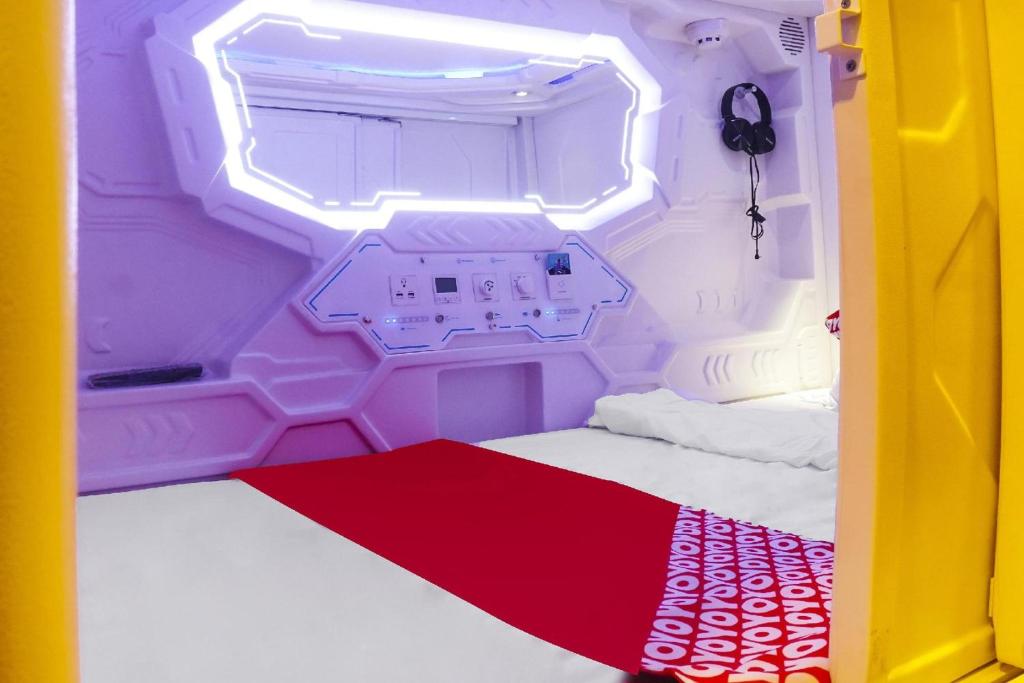 Una cama o camas en una habitación de Super OYO 91328 Fiducia Capsule Hotel