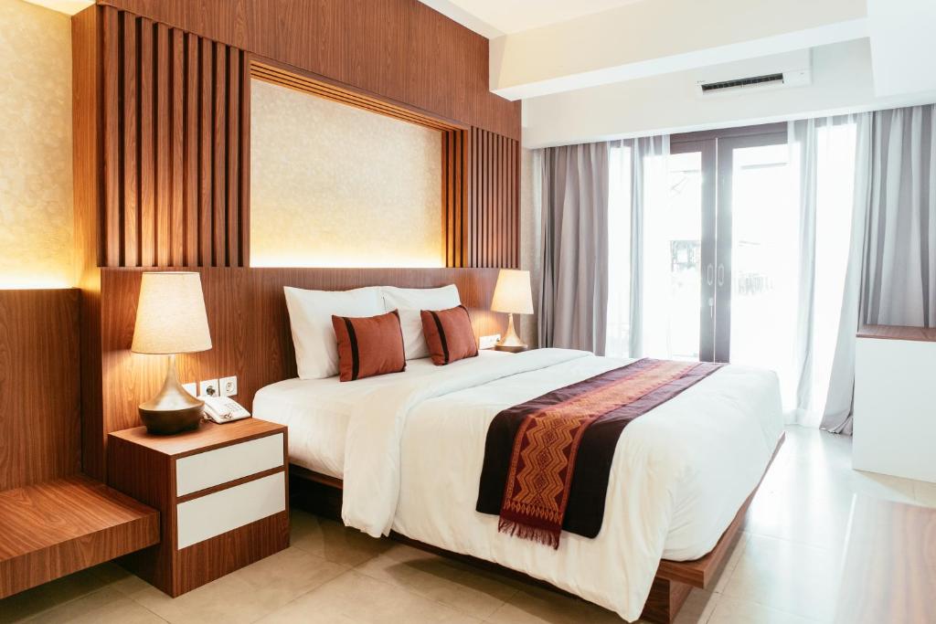 Postel nebo postele na pokoji v ubytování Nadi Hotel Legian