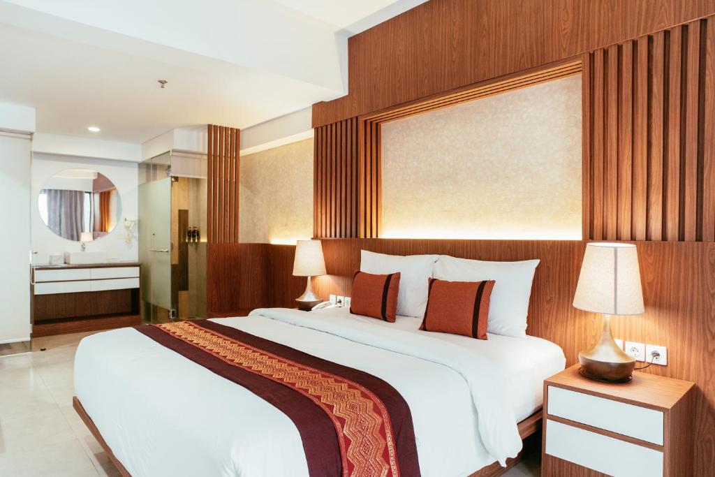 Postel nebo postele na pokoji v ubytování Nadi Hotel Legian