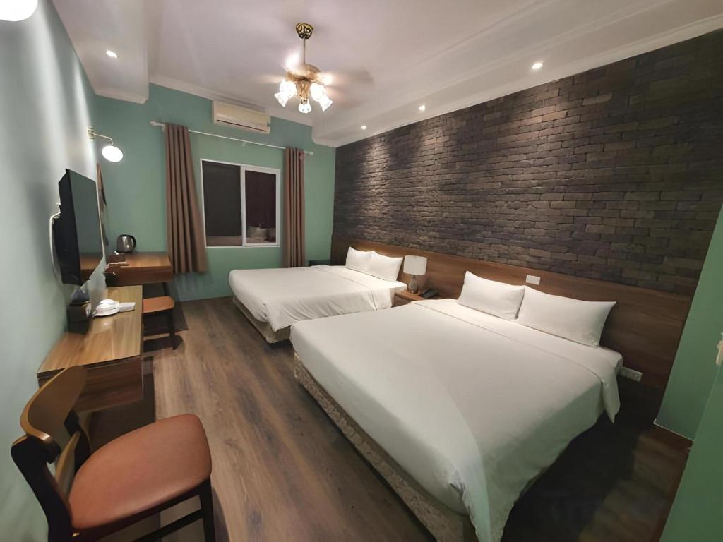 Postel nebo postele na pokoji v ubytování Super OYO Capital O 1173 Le Grand Hanoi Hotel - The Ruby