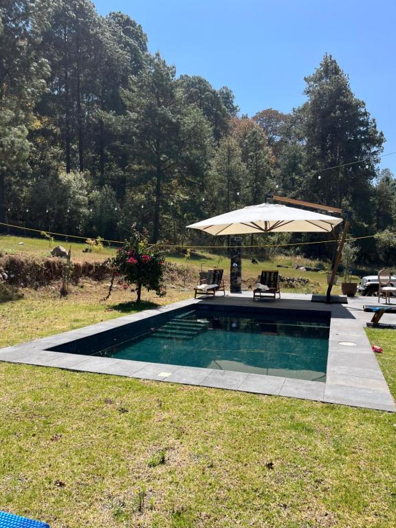 Πισίνα στο ή κοντά στο La Malenita casa en Amanalco