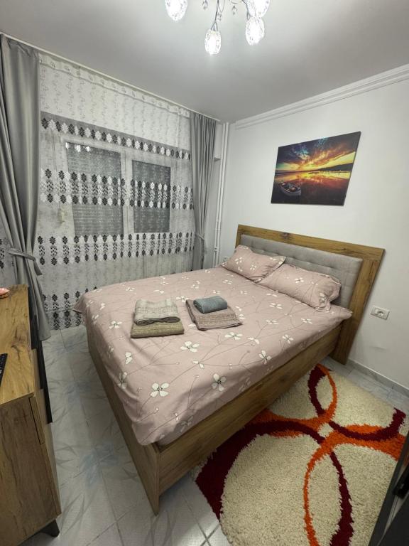 Dormitorio pequeño con cama con sábanas rosas en Apartament CITY MALL, en Constanţa