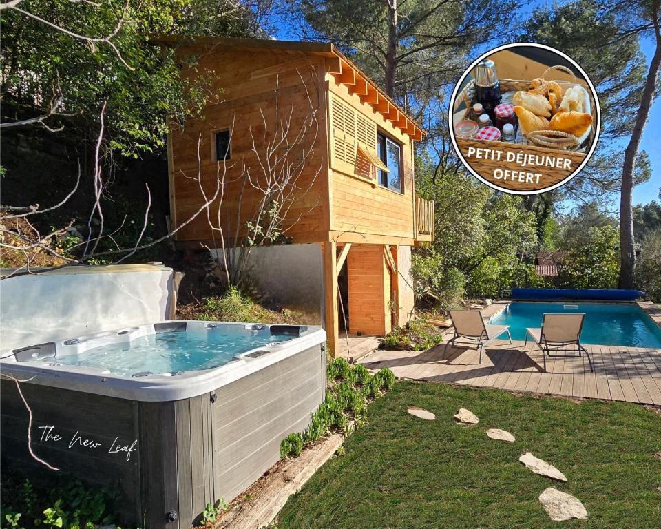 une cabane pour chiens et un bain à remous dans une cour dans l'établissement La Cabane Aixoise Piscine & Jacuzzi, à Aix-en-Provence