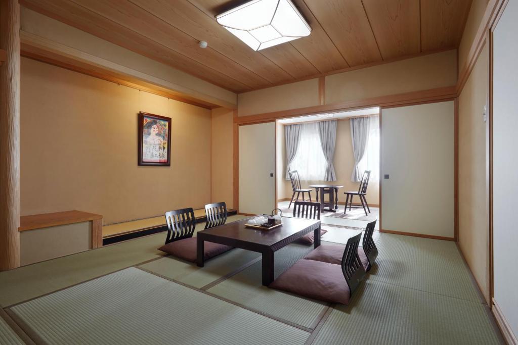 Гостиная зона в Matsumoto Hotel Kagetsu