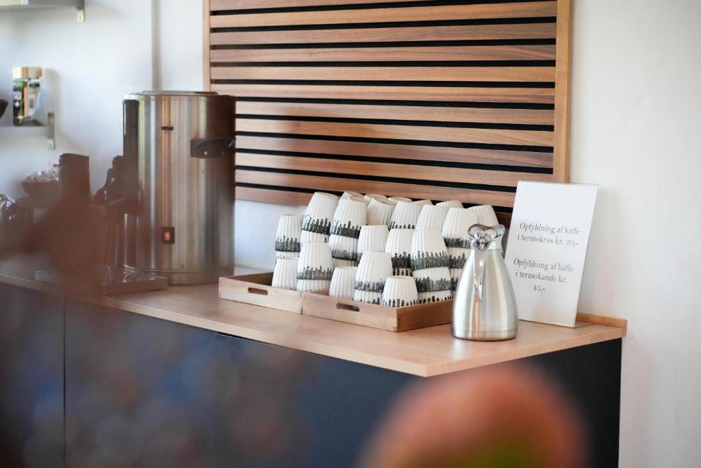 Příslušenství pro přípravu čaje a kávy v ubytování Hotel Falken