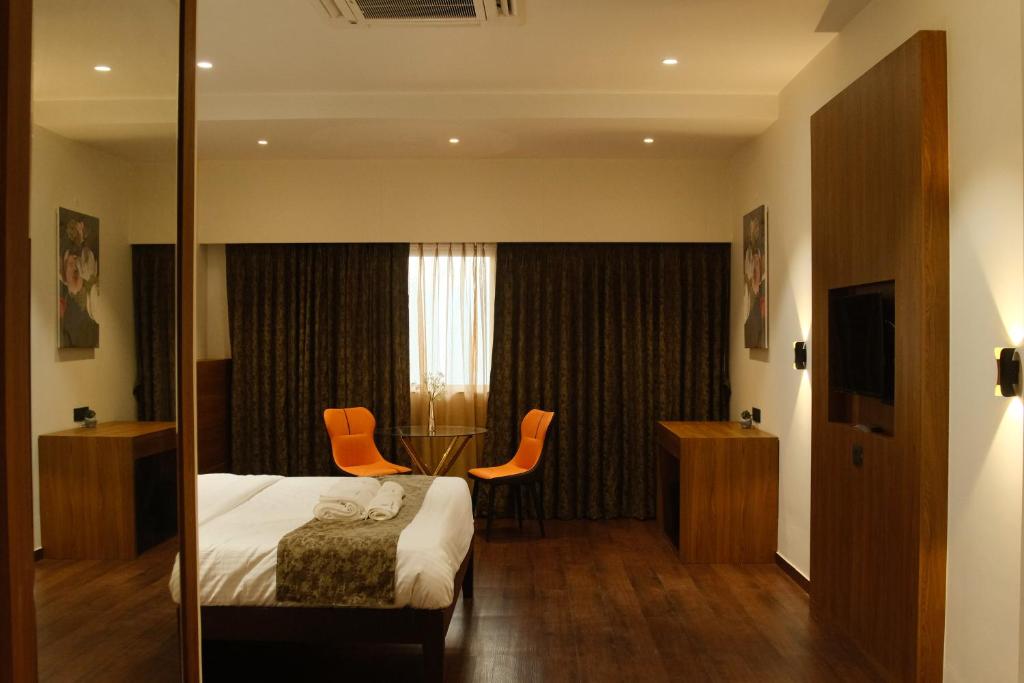 Postel nebo postele na pokoji v ubytování Sunstone Suites