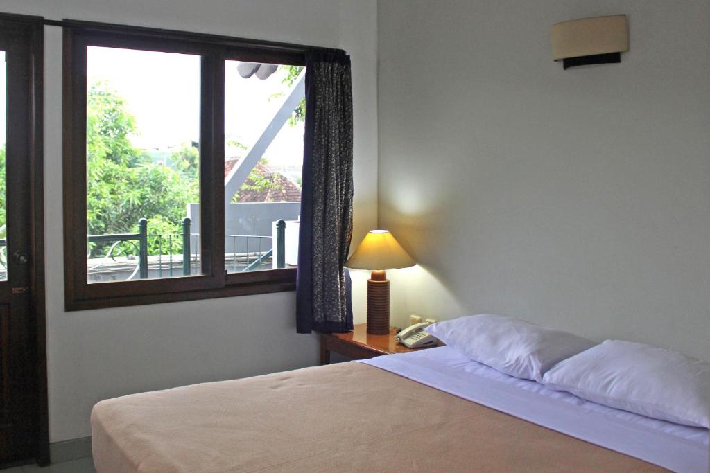 Postel nebo postele na pokoji v ubytování Hotel Winotosastro Garden