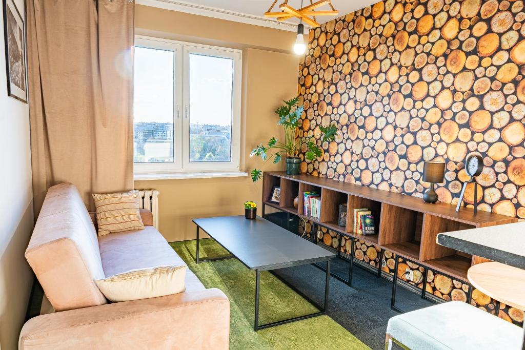 salon z dużą ścianą z drewna w obiekcie PODWISŁOCZE 40 self check-in w mieście Rzeszów