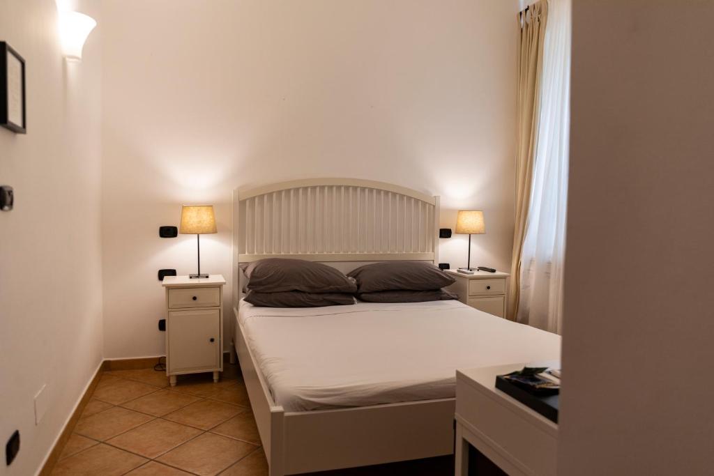 A bed or beds in a room at Dimora San Bartolomeo