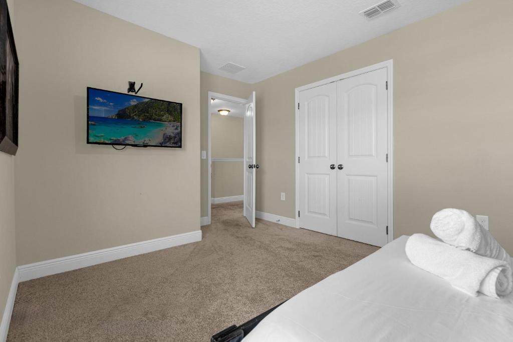 a bedroom with a bed and a picture on the wall at 5259-6-WW-Pool&SPA Lazy River&Slides in Davenport
