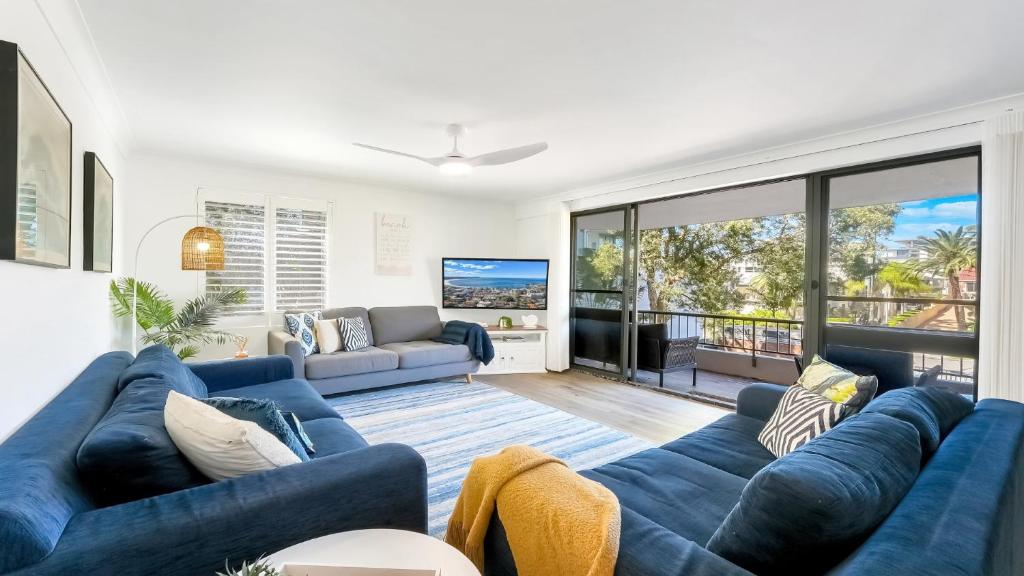 Ruang duduk di Terrigal Bay #13 Pool, Wifi, Short Walk To Beach Accom Holidays