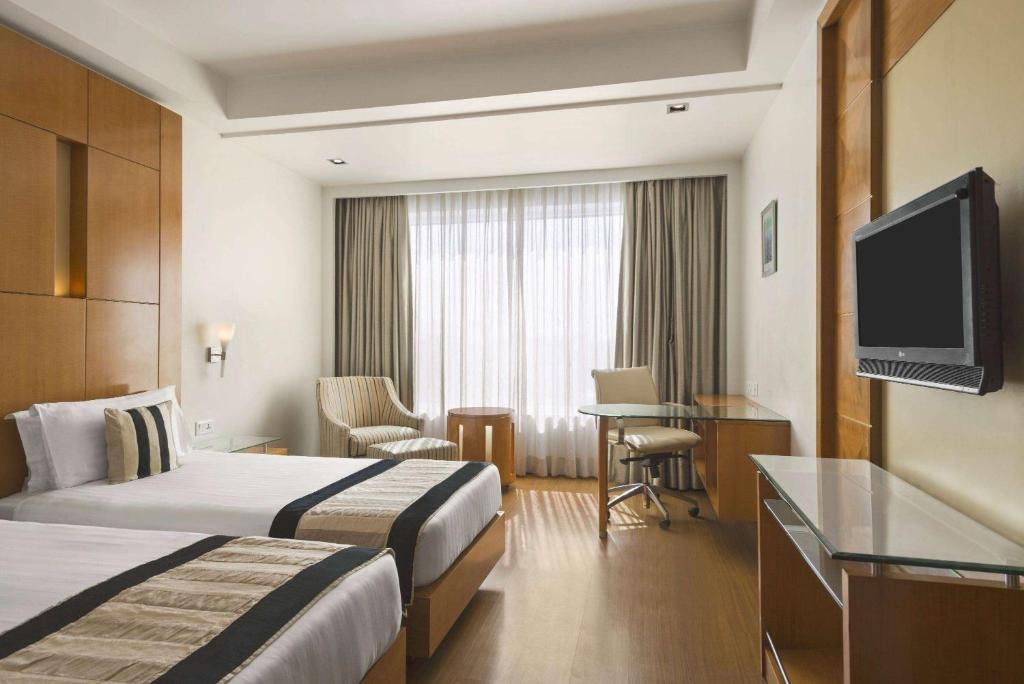 TV a/nebo společenská místnost v ubytování Ramada By Wyndham Jaipur