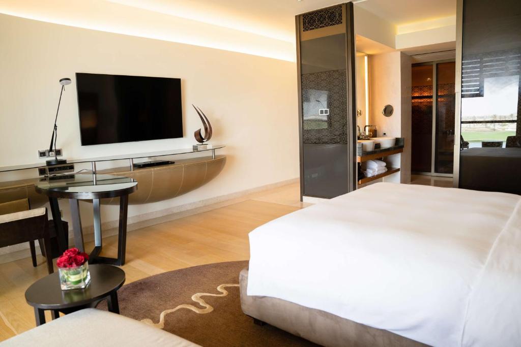 Postel nebo postele na pokoji v ubytování Park Hyatt Abu Dhabi Hotel and Villas
