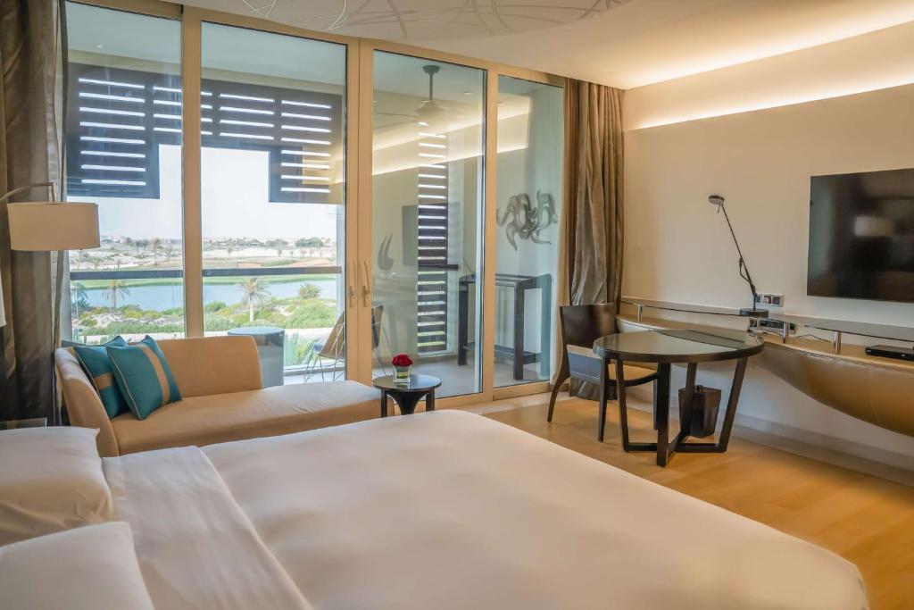 Postel nebo postele na pokoji v ubytování Park Hyatt Abu Dhabi Hotel and Villas