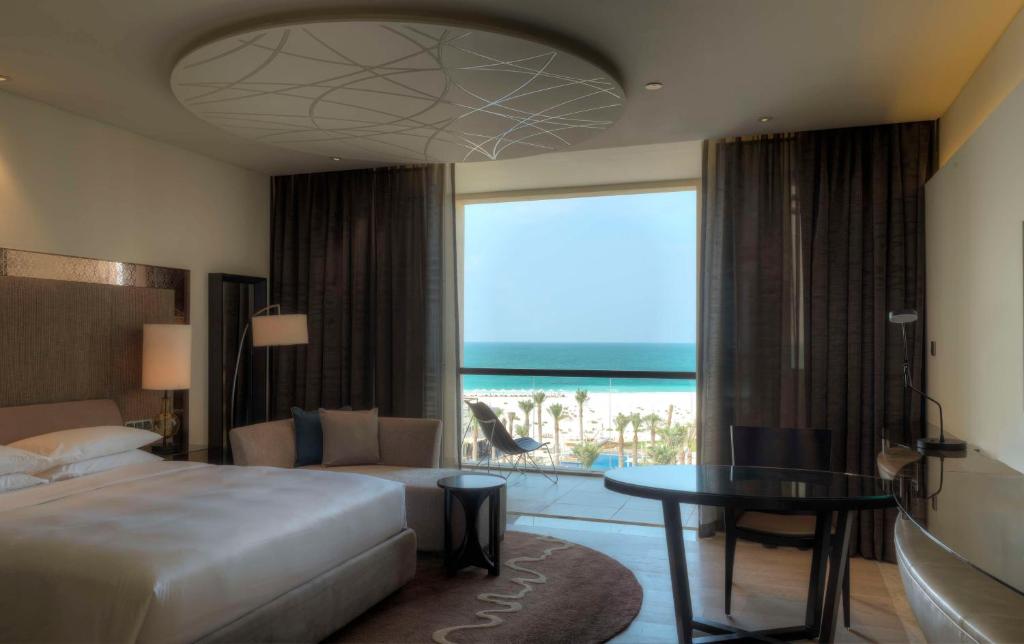 Postel nebo postele na pokoji v ubytování Park Hyatt Abu Dhabi Hotel and Villas