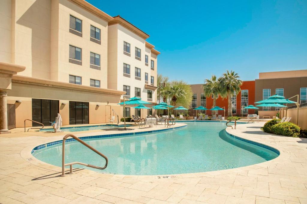 Bazén v ubytování DoubleTree by Hilton Phoenix-Gilbert nebo v jeho okolí