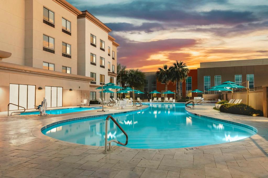 Bazén v ubytování DoubleTree by Hilton Phoenix-Gilbert nebo v jeho okolí