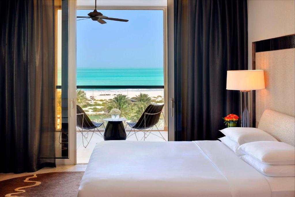 Postel nebo postele na pokoji v ubytování Park Hyatt Abu Dhabi Hotel and Villas