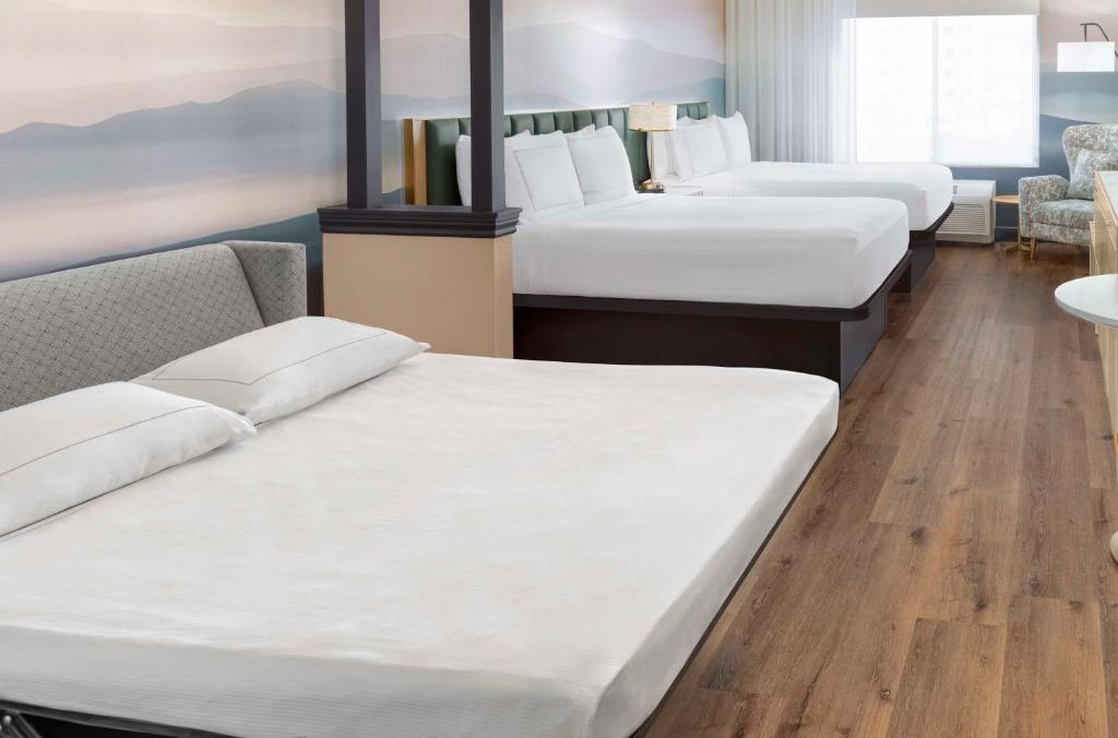 Postel nebo postele na pokoji v ubytování DoubleTree by Hilton Phoenix-Gilbert