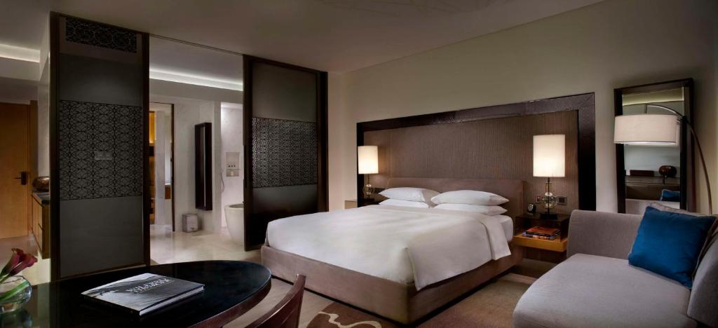 Postel nebo postele na pokoji v ubytování Park Hyatt Abu Dhabi Hotel and Villas