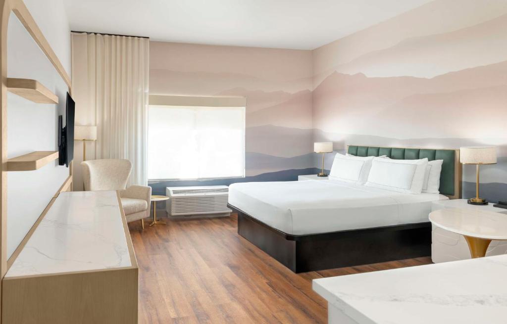 Postel nebo postele na pokoji v ubytování DoubleTree by Hilton Phoenix-Gilbert
