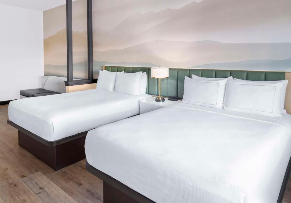 Postel nebo postele na pokoji v ubytování DoubleTree by Hilton Phoenix-Gilbert