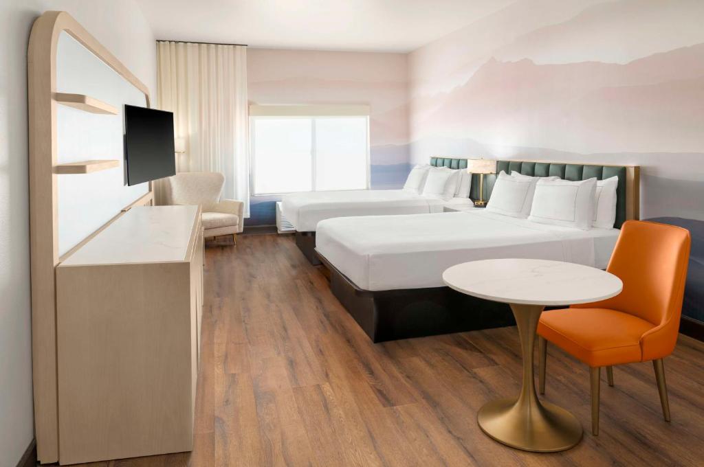 Postel nebo postele na pokoji v ubytování DoubleTree by Hilton Phoenix-Gilbert