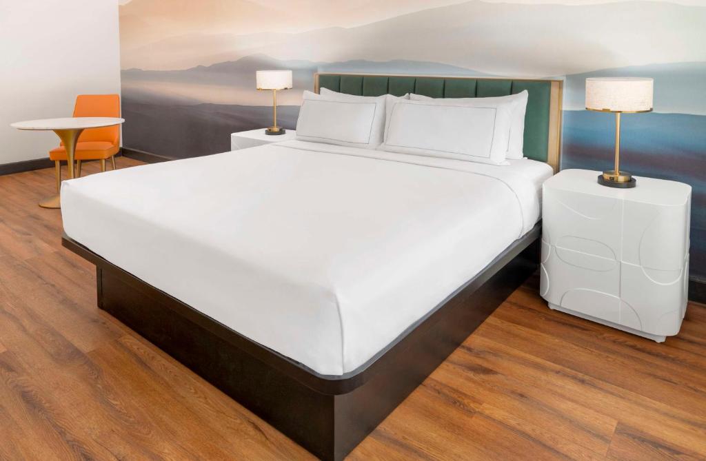 Postel nebo postele na pokoji v ubytování DoubleTree by Hilton Phoenix-Gilbert