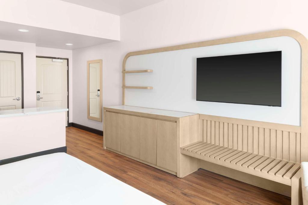 TV a/nebo společenská místnost v ubytování DoubleTree by Hilton Phoenix-Gilbert